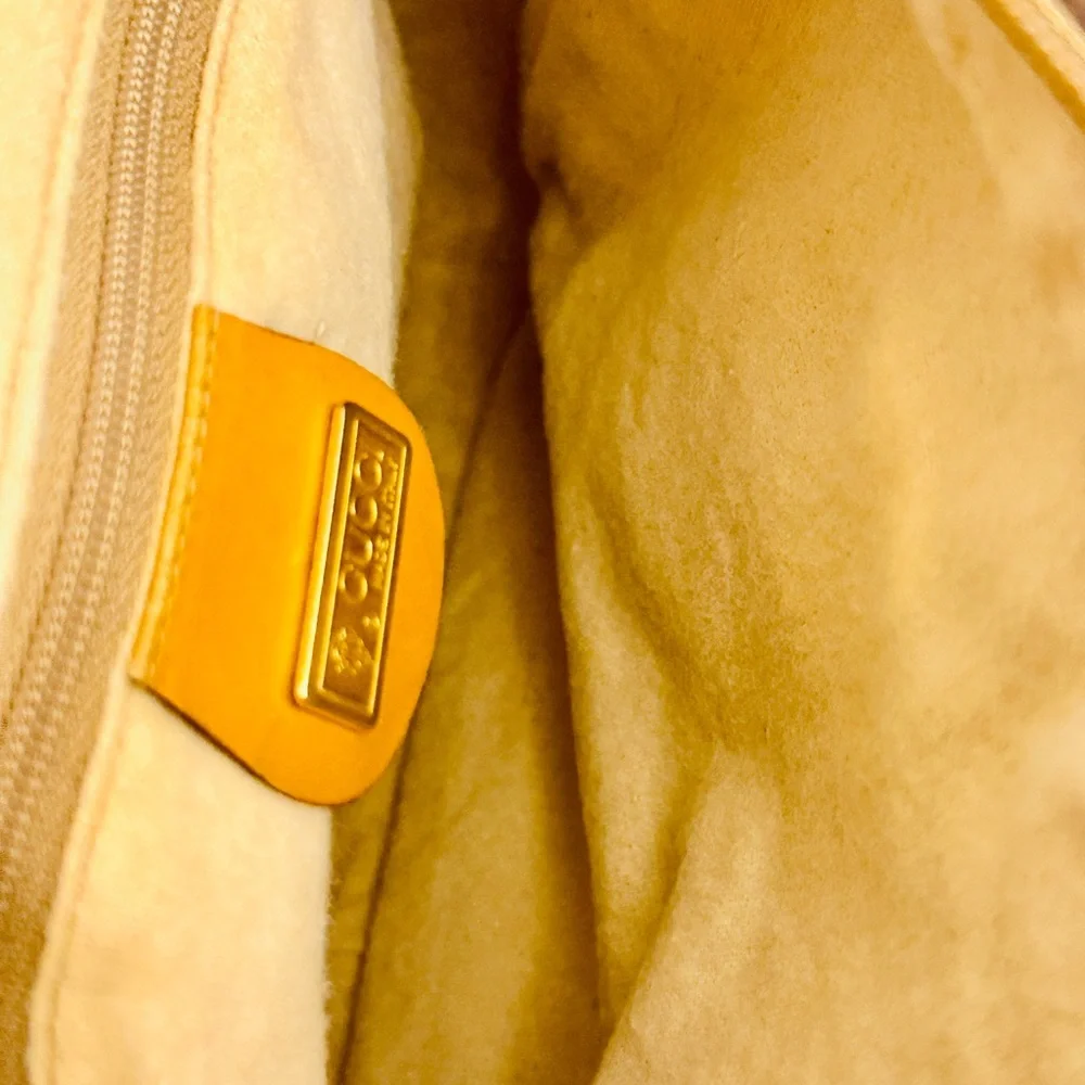 Gucci shoulder bag with iconic gg logo - Picture 11 of 16